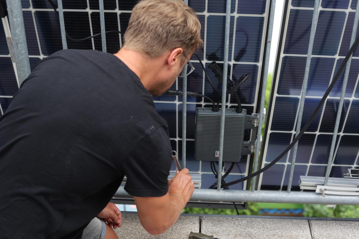 Der Wechselrichter hängt an den Solarmodulen und die sind außen am Balkongeländer befestigt.